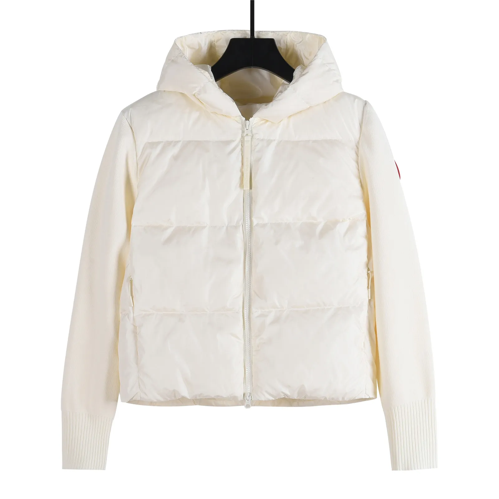 P820 ​​Big Goose 90 down knitted splicing stand collar Snow White 2nd generation down jacket Canada Goose Canada Goose 6507w HyBridge series FW24 windproof and waterproof splicing stand collar long sleeve wool short down jacket for women Knitted splicing thin down jacket! At this time of year, several sweaters with down are released. In fact, the evergreen style of sweaters and down is a basic style. It can be worn alone or layered, which will give it a more layered look!!! The front is down, and the back and two sleeves are made of wool blended fabrics. The soft and delicate knitted feel is not irritating at all! The texture is amazing, the velvet is large, delicate and stemless, and full of fluffiness! The filling is sufficient, and the thermal performance is second to none!!! It is windproof and warm, eliminating any possibility of velvet running. It feels silky and smooth, and the stiffness is also very good. The upper body will not look bloated, and the evergreen style with spliced ​​design! Color: Cotton straw white, black Size: S, M, L,